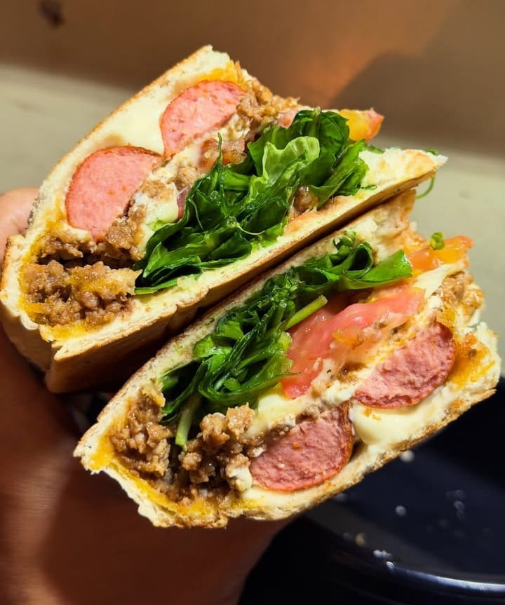 Hot dog gourmet Beni com cheddar derretido e bacon crocante